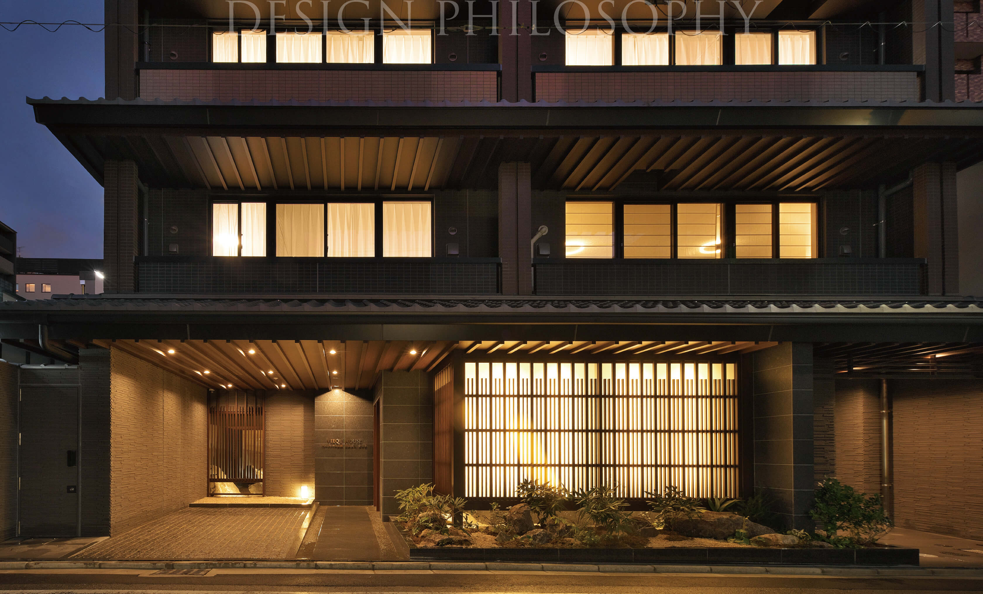 エントランスアプローチ竣工写真（2025年11月撮影）